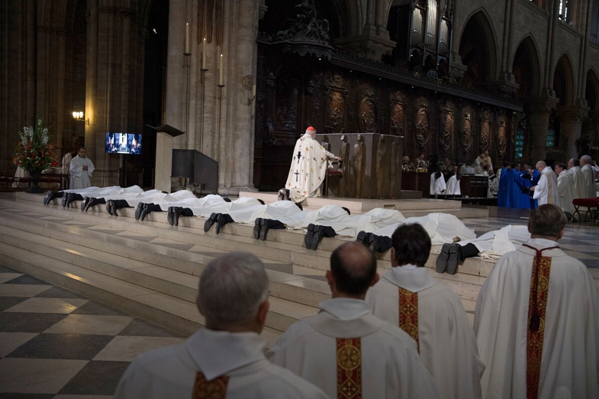 Prostration des ordinands. © Yannick Boschat / Diocèse de Paris.