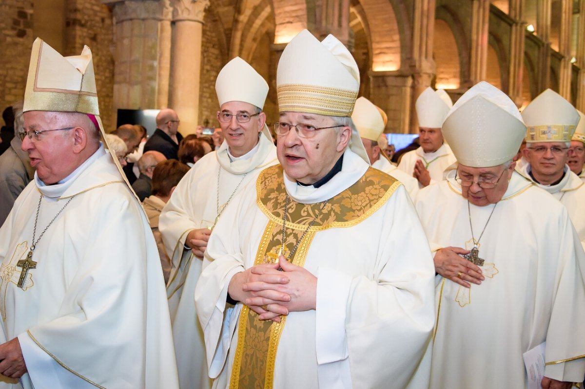 Imposition du pallium à Mgr Éric de Moulins-Beaufort par le cardinal André (…). © JB Delerue / Diocèse de Reims.