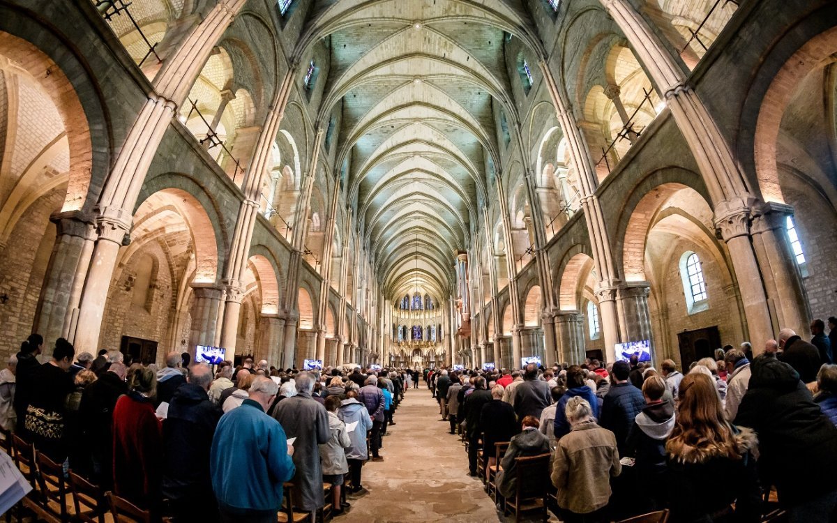 Imposition du pallium à Mgr Éric de Moulins-Beaufort par le cardinal André (…). © JB Delerue / Diocèse de Reims.