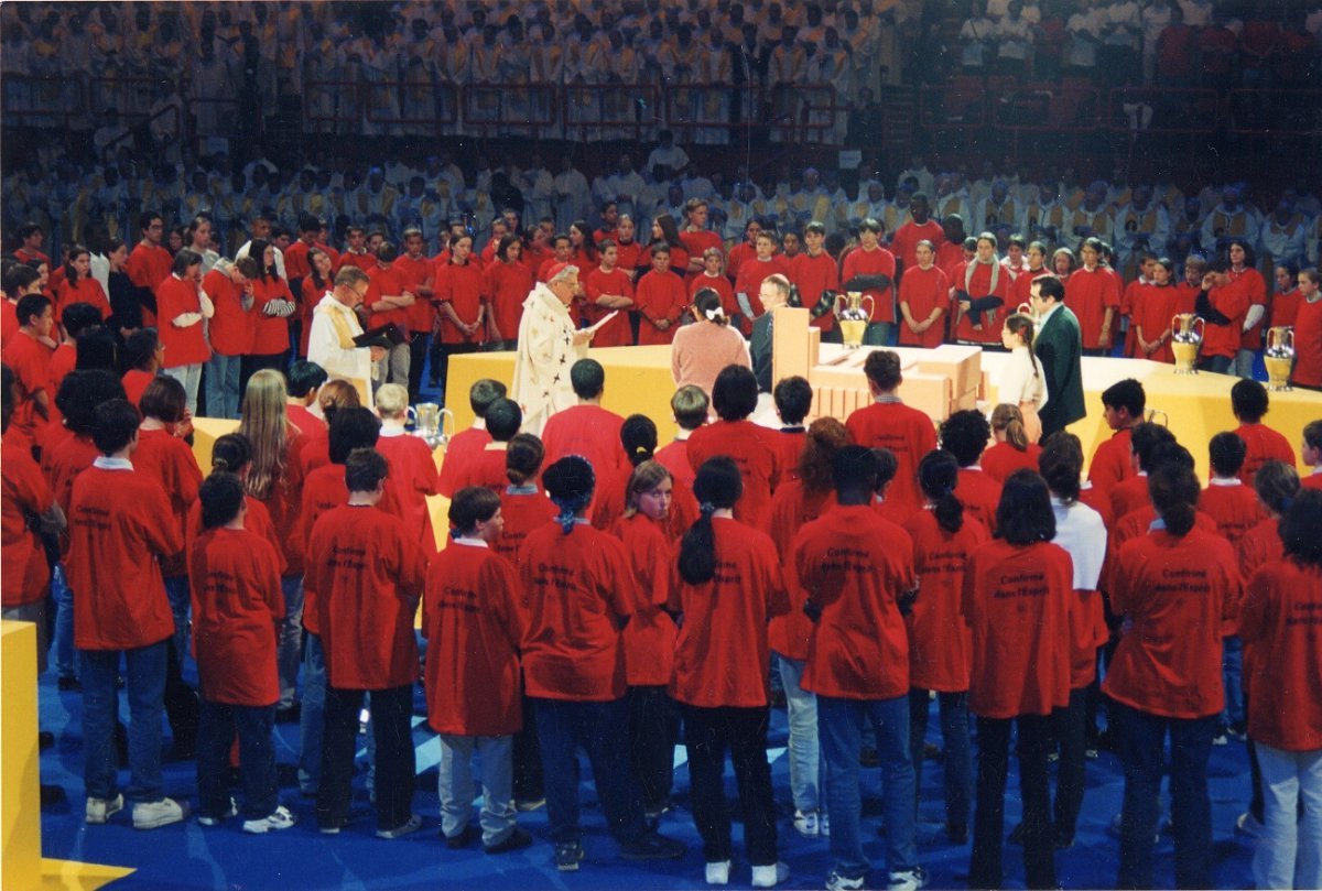 Rassemblement à Bercy pour la messe chrismale. Les confirmés de l'an II autour du saint chrême, le 19 avril 2000. © D. R..