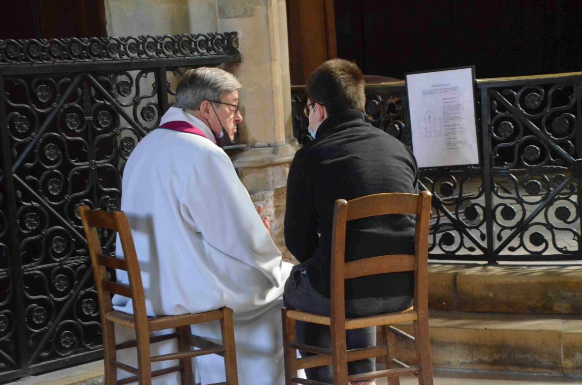 Vendredi saint à Saint-Germain l'Auxerrois : confessions. © Michel Pourny / Diocèse de Paris.
