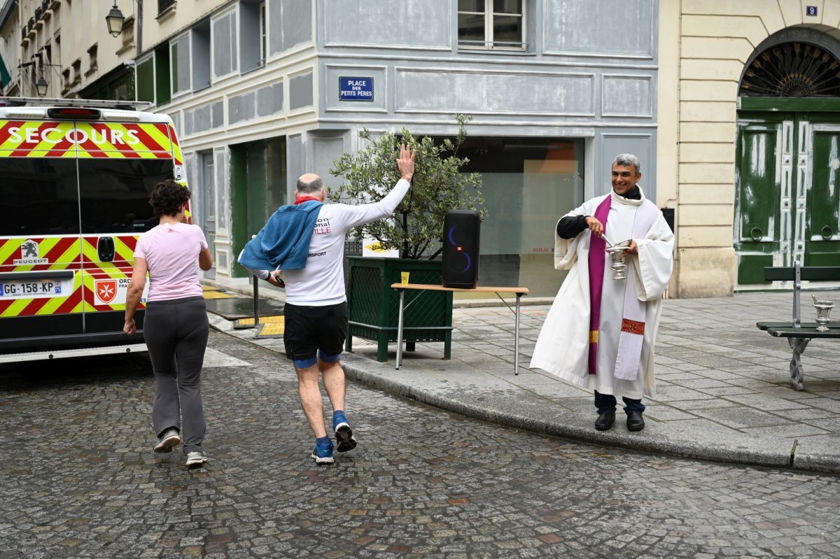 Course “Paris églises tour”. Passage à Notre-Dame des Victoires. © Marie-Christine Bertin / Diocèse de Paris.
