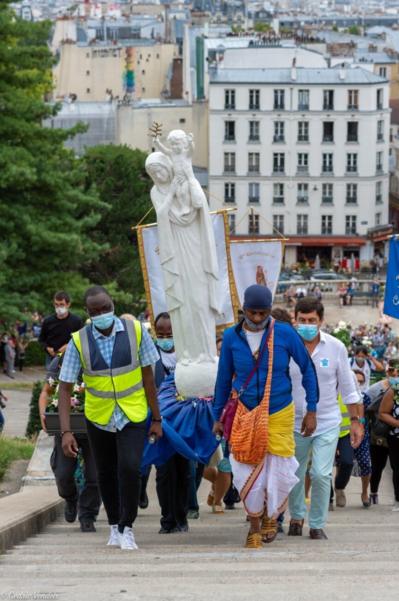 Procession “M de Marie” jusqu'au Sacré-Cœur de Montmartre. © Cédric Vendeix.