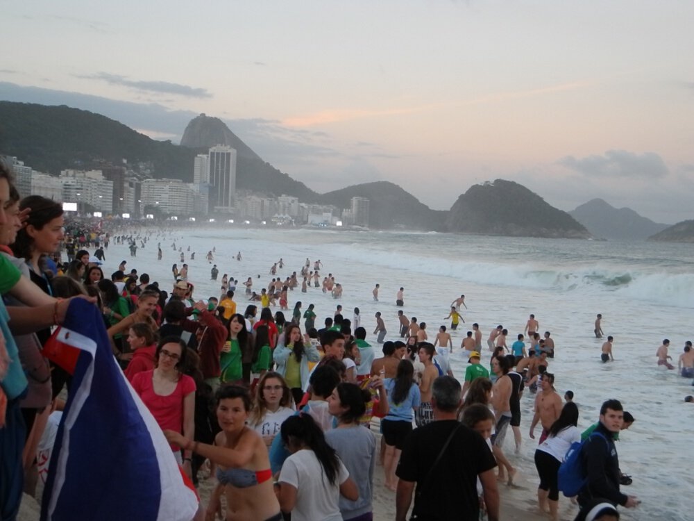 Attente sur la plage de Copacabana. © Marie-Christine Bertin / Diocèse de Paris.