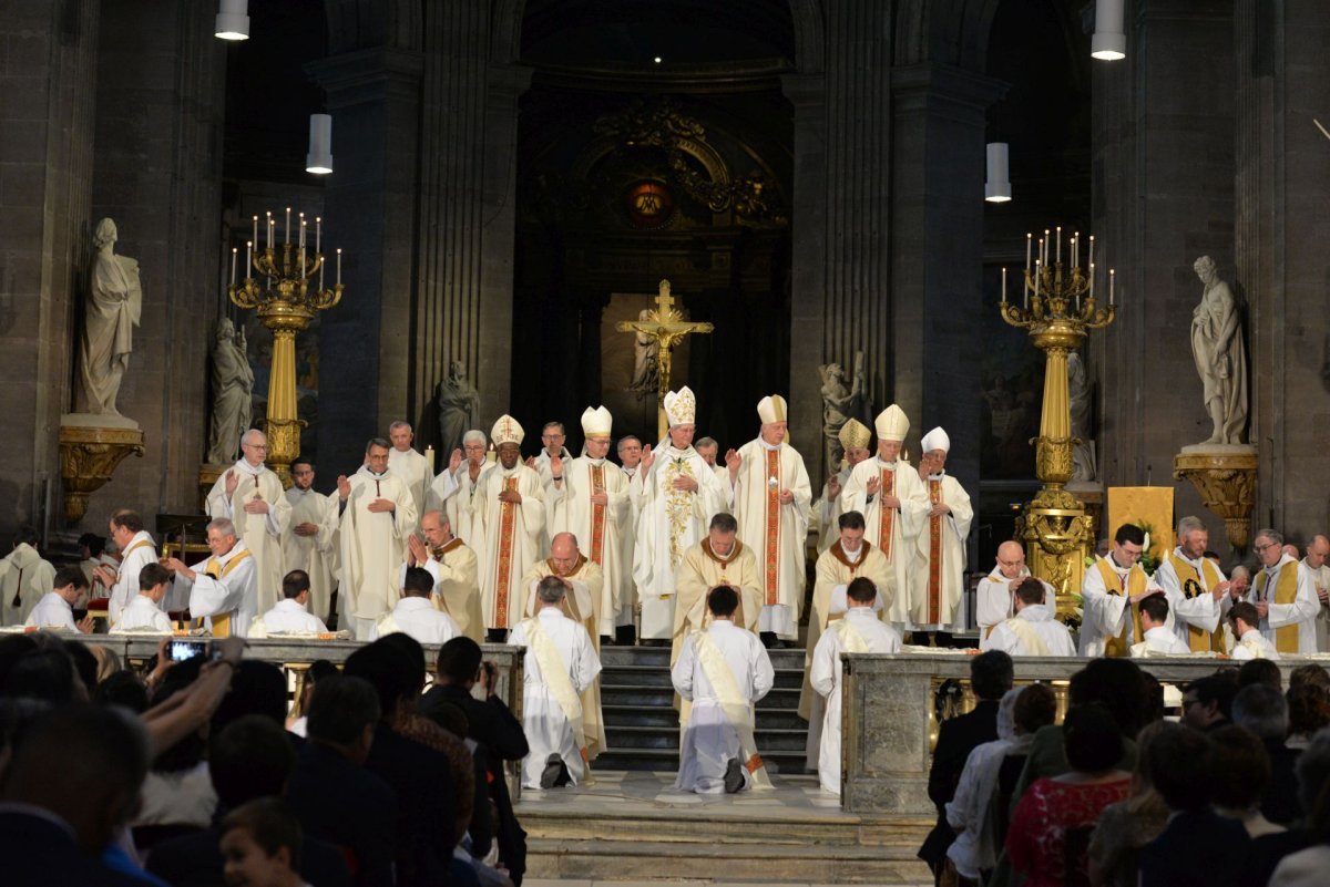 Ordination sacerdotale 2022 : imposition des prêtres. © Marie-Christine Bertin / Diocèse de Paris.