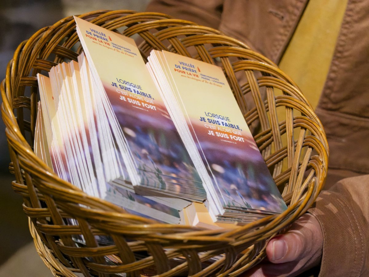 Veillée de prière pour la vie 2024. Remise d'une carte-prière. © Yannick Boschat / Diocèse de Paris.