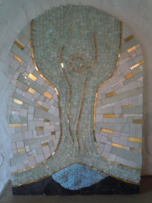 Résurrection. © Sylvie Phely Mosaïque, or, bris de verre, ardoise, smalt, émaux, 60x42cm 