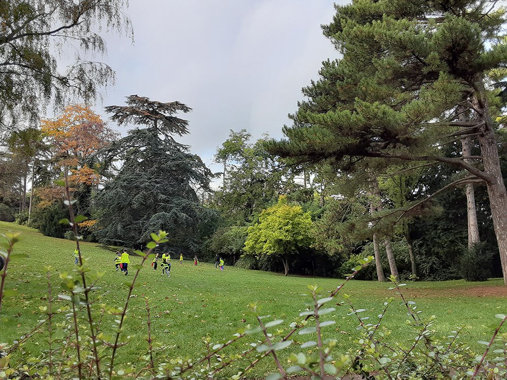 Les enfants de la Maison des Jeunes au parc Montsouris © Marc Bailly / Diocèse de Paris.