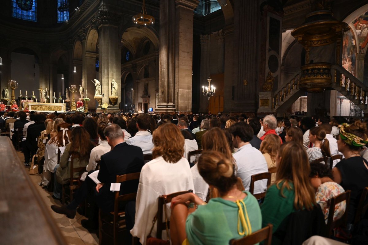 Confirmation d'adultes en mai 2024. Célébration de 21h. © Marie-Christine Bertin / Diocèse de Paris.