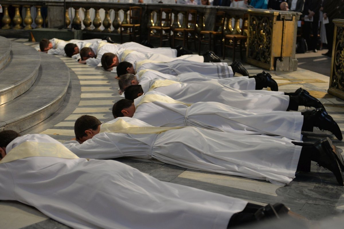 Ordination sacerdotale 2022 : prostration. © Marie-Christine Bertin / Diocèse de Paris.
