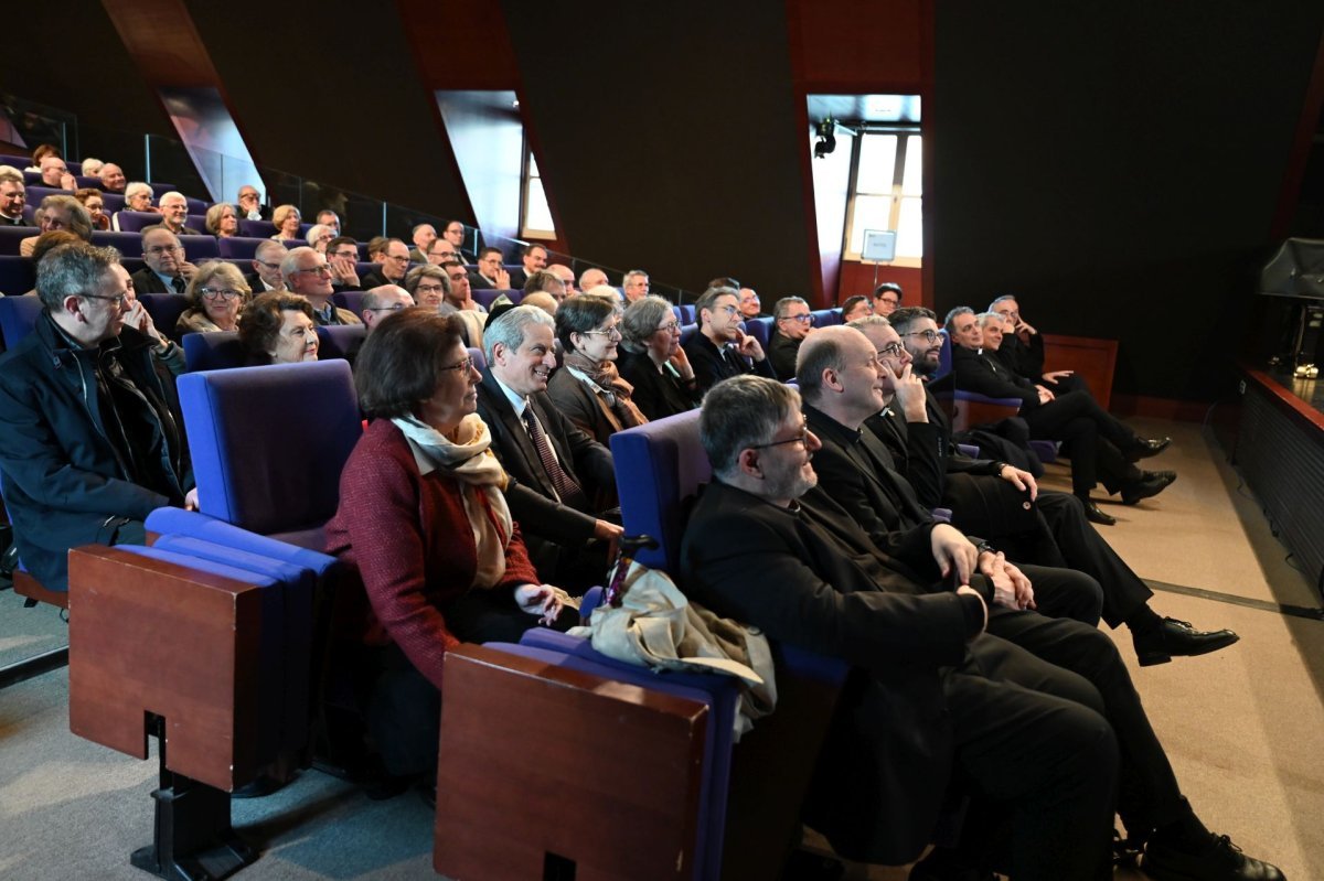 Remise du doctorat Honoris causa à Mgr Rafic Nahra. © Marie-Christine Bertin / Diocèse de Paris.
