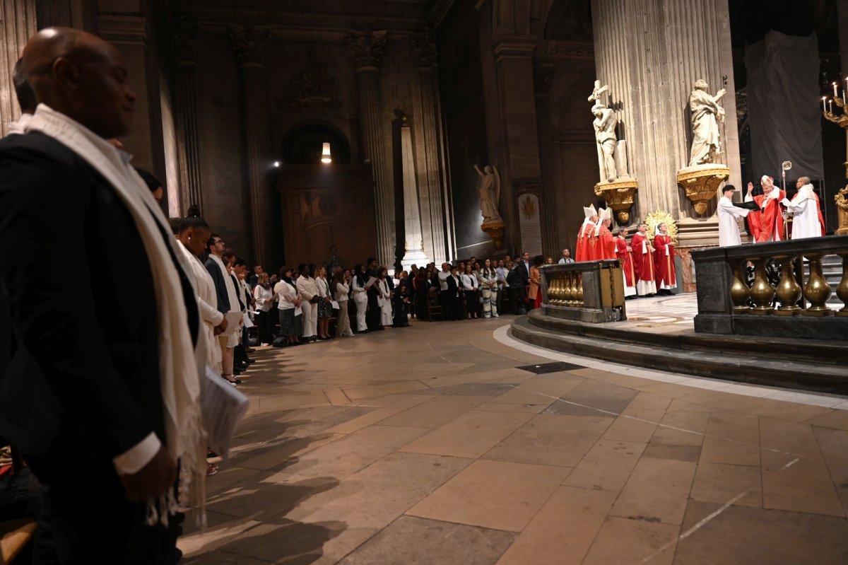 Confirmation d'adultes en mai 2024. Célébration de 21h. © Marie-Christine Bertin / Diocèse de Paris.