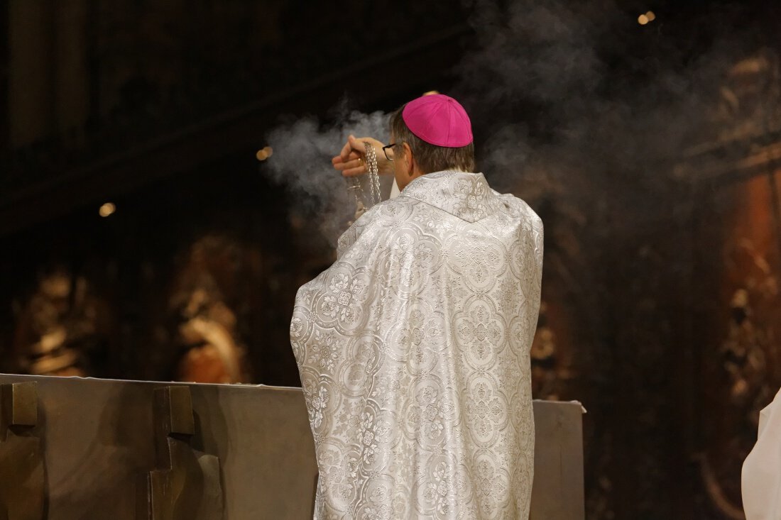 Encensement de l'autel. © Yannick Boschat / Diocèse de Paris.