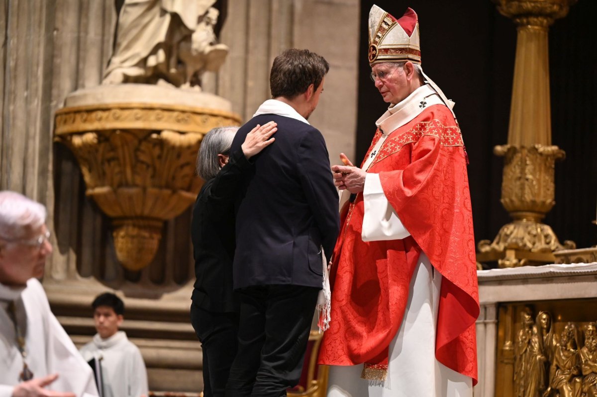Confirmation d'adultes en mai 2024. Célébration de 21h. © Marie-Christine Bertin / Diocèse de Paris.