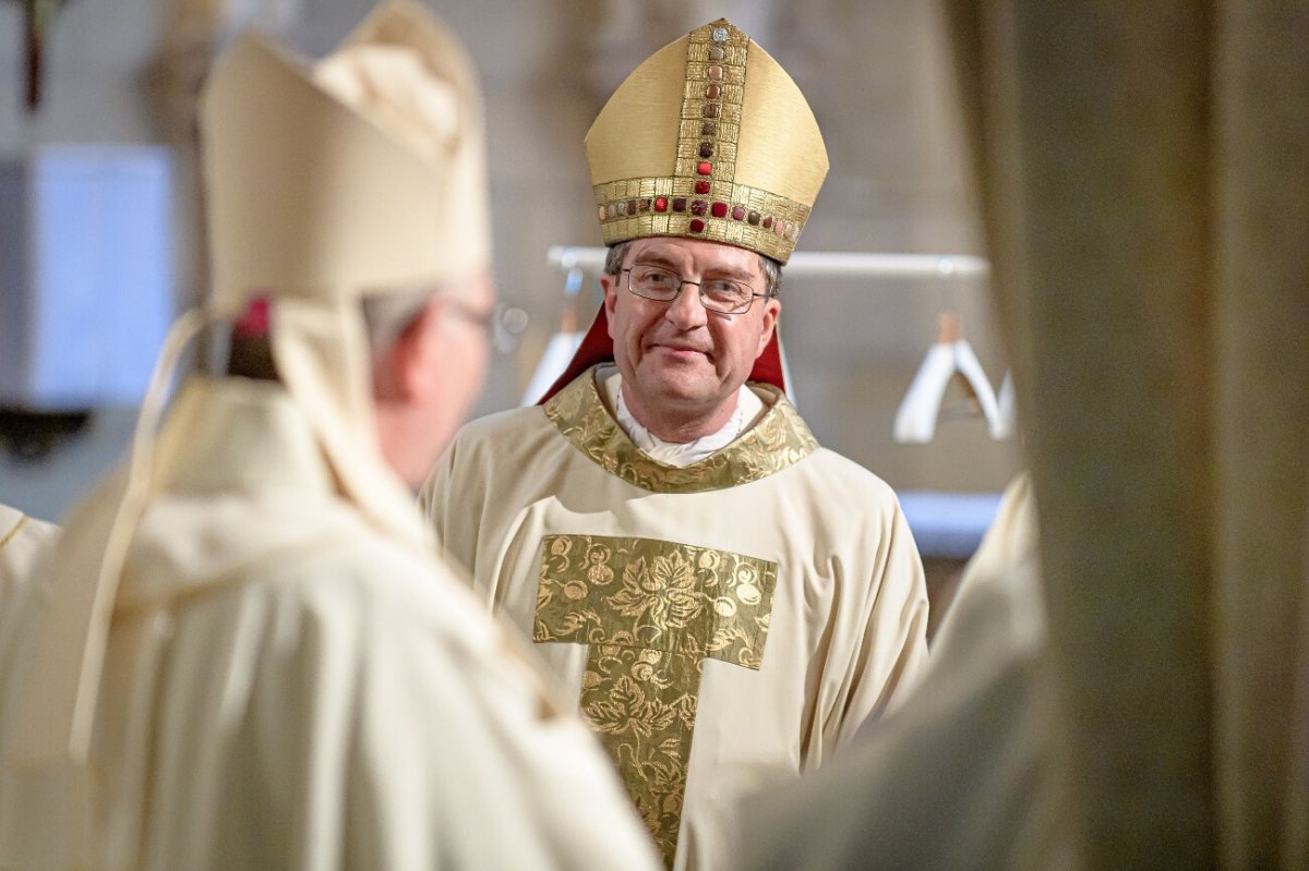 Imposition du pallium à Mgr Éric de Moulins-Beaufort par le cardinal André (…). © JB Delerue / Diocèse de Reims.