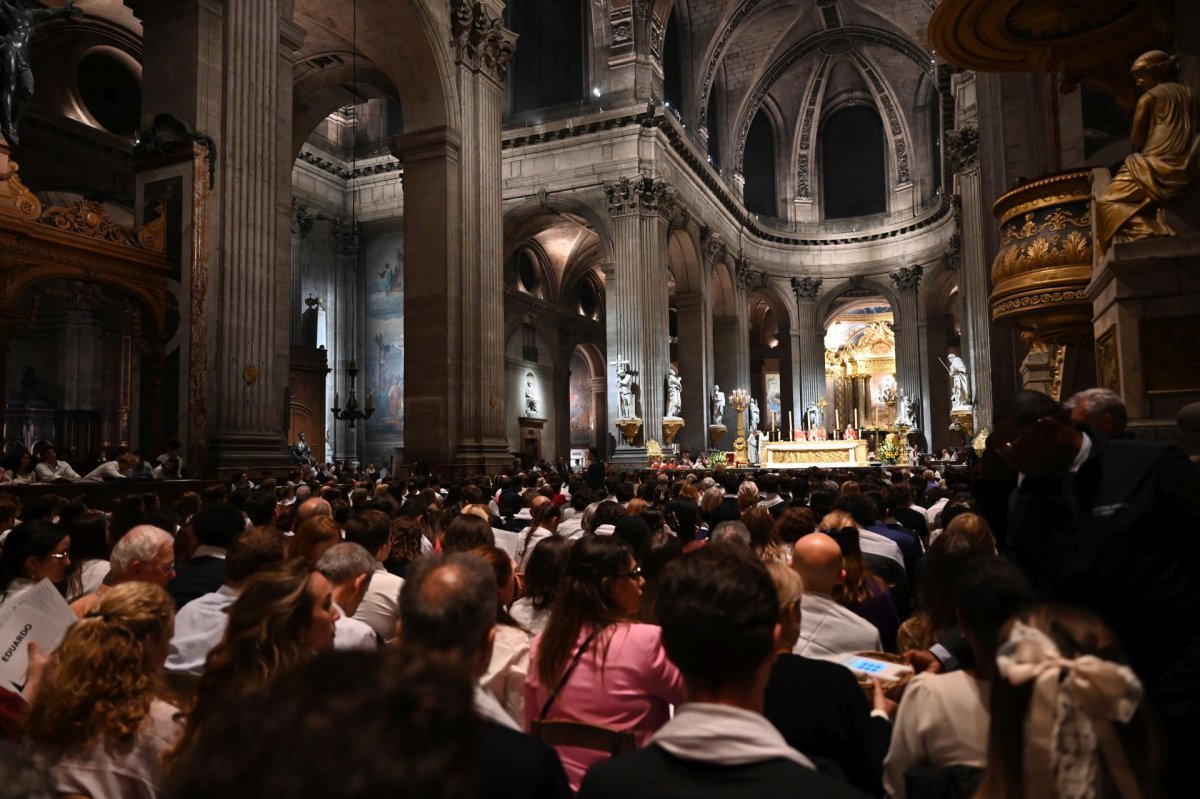 Confirmations d'adultes en juin 2025. Célébration de 21h. © Marie-Christine Bertin / Diocèse de Paris.