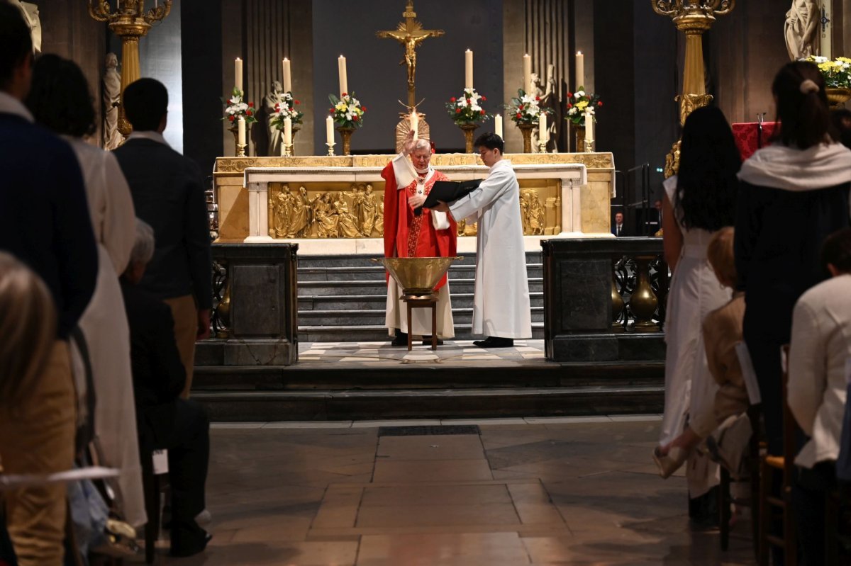 Confirmation d'adultes en mai 2024. Célébration de 21h. © Marie-Christine Bertin / Diocèse de Paris.