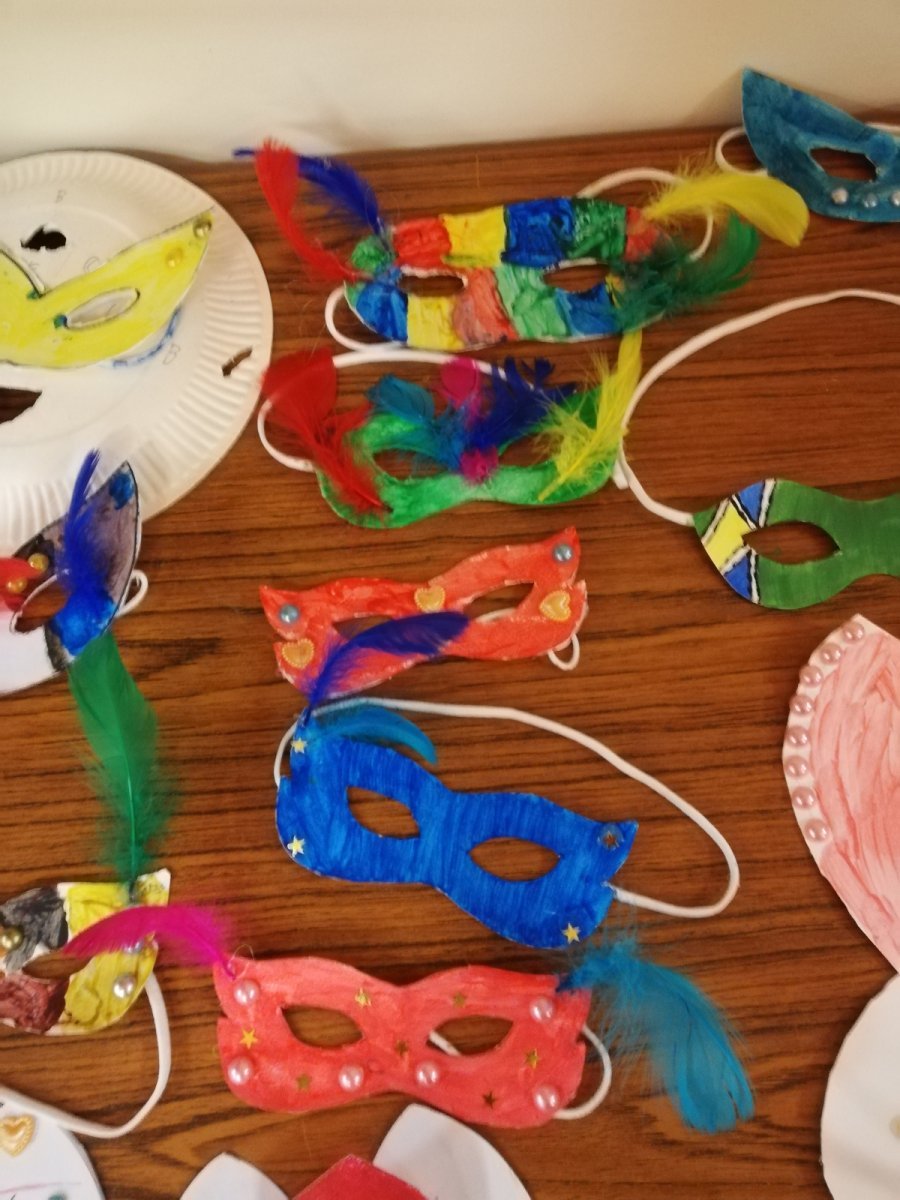 Préparatifs de Mardi Gras à Saint-Hippolyte. © Diocèse de Paris - Vicariat Enfance Adolescence.