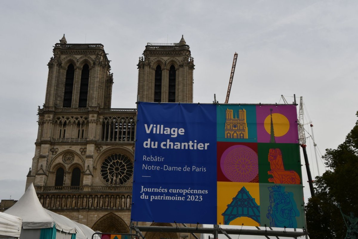 Village du chantier sur le parvis de la cathédrale Notre-Dame de Paris 2023. © Michel Pourny.