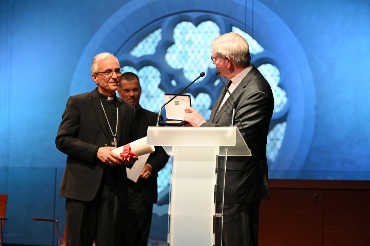 Remise du doctorat Honoris causa à Mgr Rafic Nahra. © Marie-Christine Bertin / Diocèse de Paris.