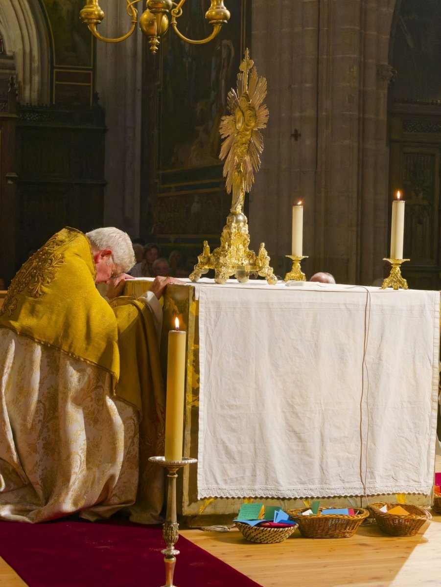 Veillée de prière pour la vie 2024. Bénédiction du Saint Sacrement. © Yannick Boschat / Diocèse de Paris.