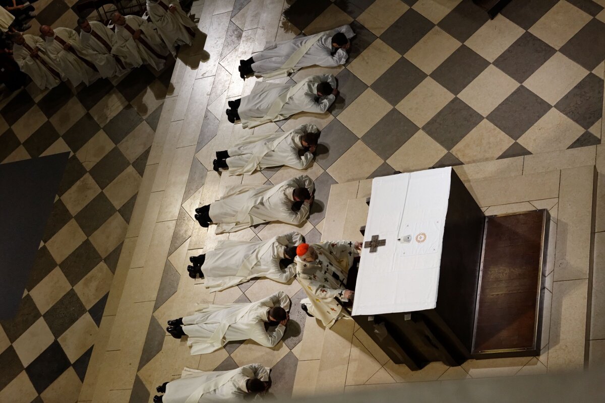 Prière de la litanie des saints. © Yannick Boschat / Diocèse de Paris.