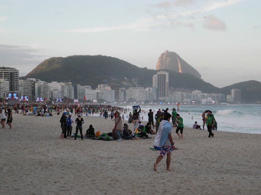 Arrivée sur la plage de Copacabana. © Marie-Christine Bertin / Diocèse de Paris.