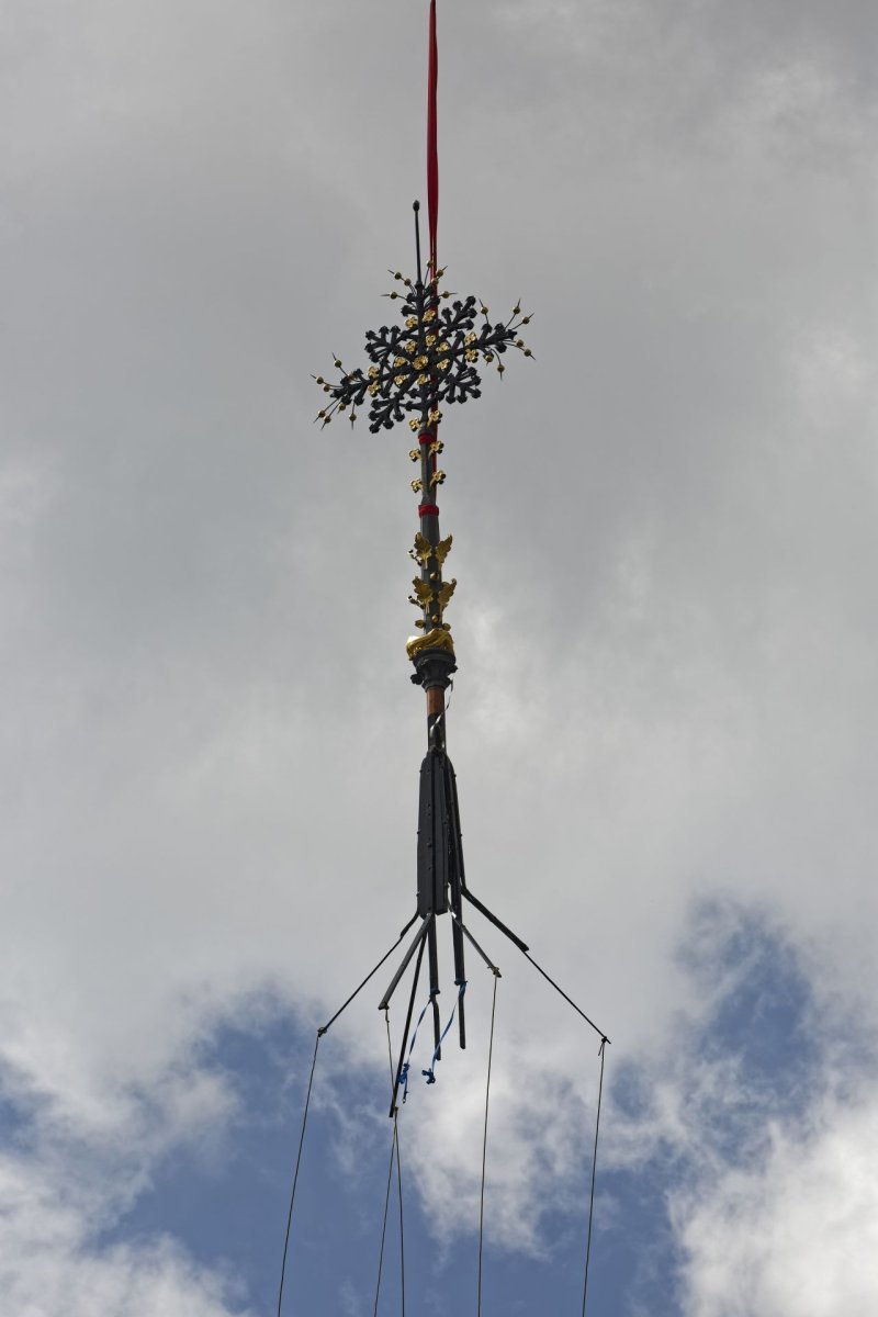 Bénédiction et repose de la croix du chevet de Notre-Dame de Paris. © Yannick Boschat / Diocèse de Paris.