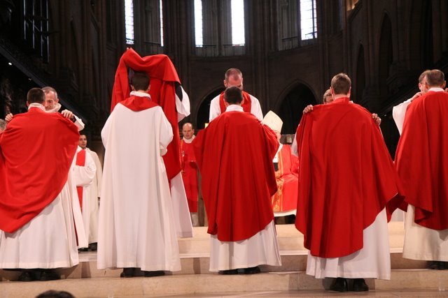Remise des chasubles. © Armelle de Brichambaut.