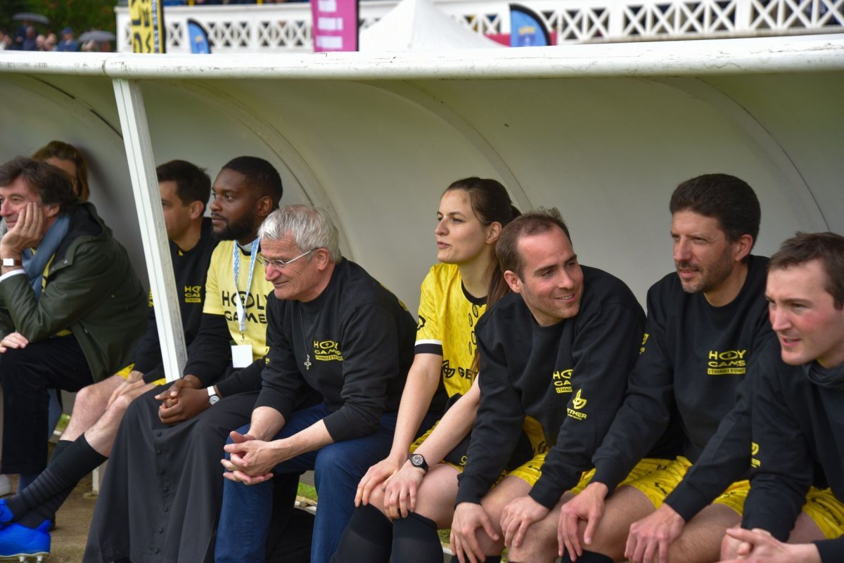 Match de football : Sélection Nationale de prêtres vs Variété Club de France. © François-Régis Salefran.