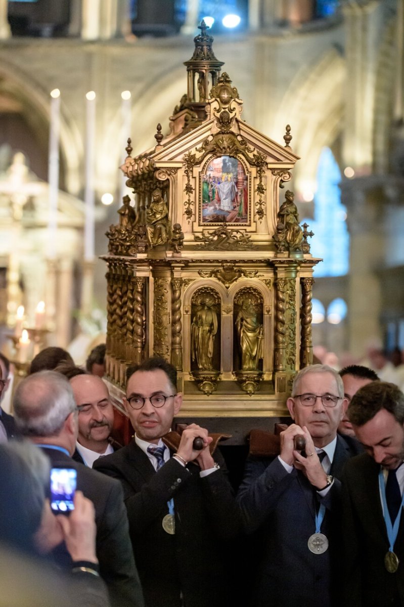 Imposition du pallium à Mgr Éric de Moulins-Beaufort par le cardinal André (…). © JB Delerue / Diocèse de Reims.