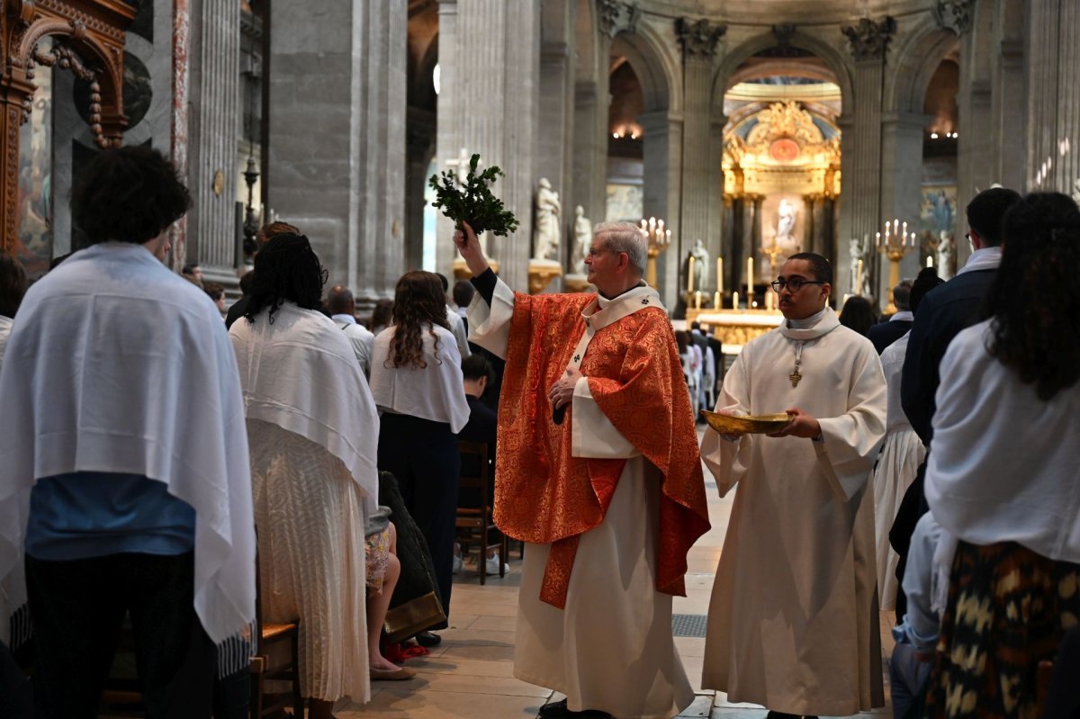 Confirmations d'adultes en juin 2025. Célébration de 16h. © Marie-Christine Bertin / Diocèse de Paris.