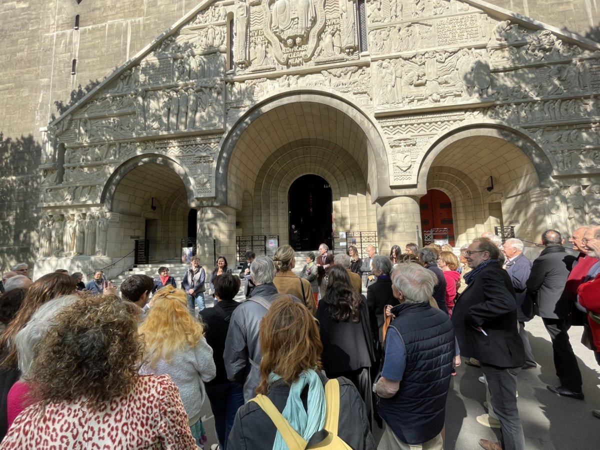Inauguration du tympan sculpté restauré de Saint-Pierre de Chaillot. © D. R..