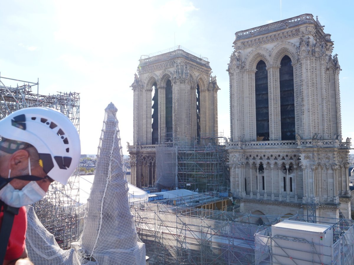 Notre-Dame de Paris. Vue sur les tours de Notre-Dame depuis le pignon nord, sauvé de justesse le soir de l'incendie, avec les entreprises du chantier déjà sur site, engagées dans la restauration de l'édifice. © Laurence Faure / Diocèse de Paris.