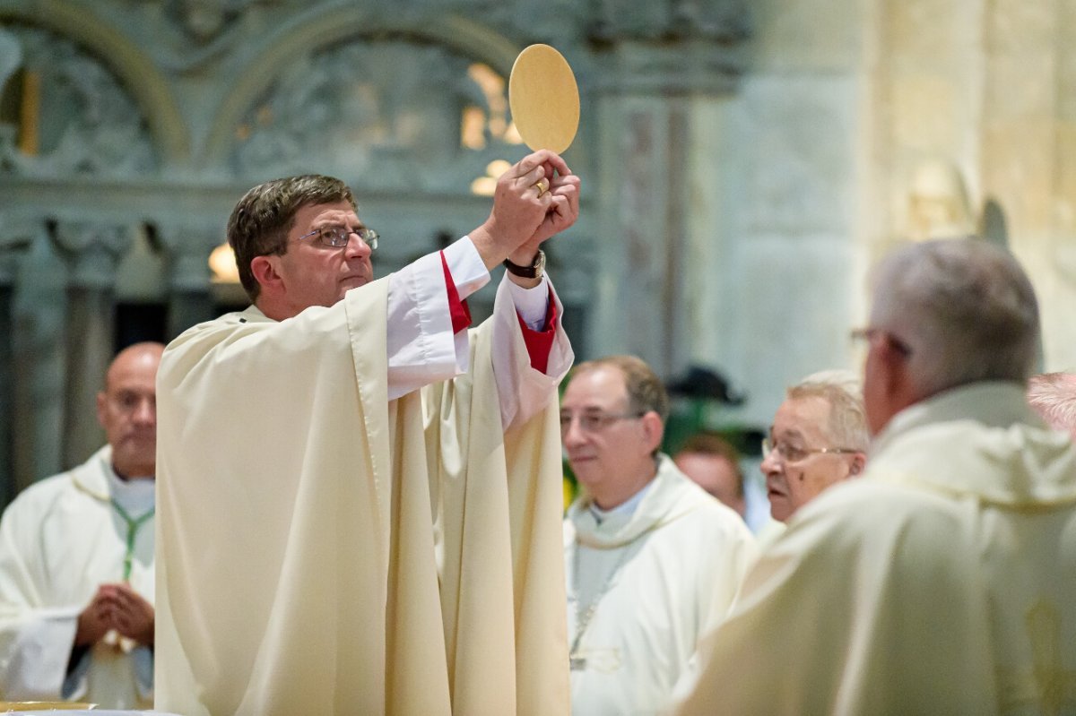 Imposition du pallium à Mgr Éric de Moulins-Beaufort par le cardinal André (…). © JB Delerue / Diocèse de Reims.