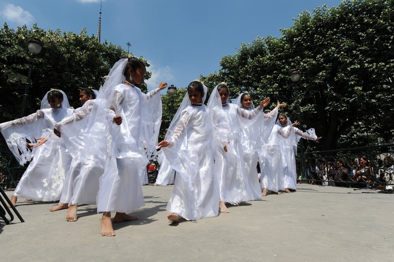 Juin 2010 : Ordinations sacerdotales. Dans le square Jean XXIII, à l'issue de la cérémonie, était proposé un pique-nique animé par 8 chorales des communautés étrangères du diocèse. 
